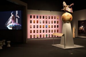 Yinka_Shonibare_plinth Yinka_Shonibare_plinth